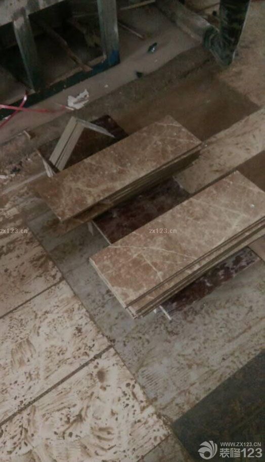 　　來(lái)到新房看了。 飄窗也貼磚了，本來(lái)說(shuō)用花崗巖會(huì)好看點(diǎn)。但是比磚的造價(jià)要貴，我聽(tīng)別的泥工說(shuō)，用磚貼的比花崗巖還要牢固。也不知道是不是真的。 廚房的防水，已經(jīng)做過(guò)兩遍了。?？上У氖?，兩遍我都沒(méi)有看到。<br>