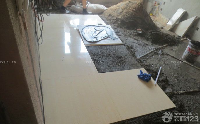 　　來(lái)到新房看了。 飄窗也貼磚了，本來(lái)說(shuō)用花崗巖會(huì)好看點(diǎn)。但是比磚的造價(jià)要貴，我聽(tīng)別的泥工說(shuō)，用磚貼的比花崗巖還要牢固。也不知道是不是真的。 廚房的防水，已經(jīng)做過(guò)兩遍了。。可惜的是，兩遍我都沒(méi)有看到。<br>