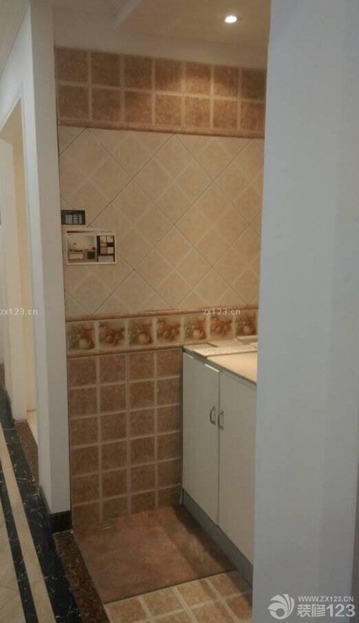 　　來(lái)到新房看了。 飄窗也貼磚了，本來(lái)說(shuō)用花崗巖會(huì)好看點(diǎn)。但是比磚的造價(jià)要貴，我聽(tīng)別的泥工說(shuō)，用磚貼的比花崗巖還要牢固。也不知道是不是真的。 廚房的防水，已經(jīng)做過(guò)兩遍了。?？上У氖?，兩遍我都沒(méi)有看到。<br>