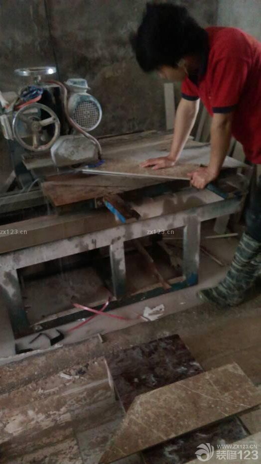 　　來(lái)到新房看了。 飄窗也貼磚了，本來(lái)說(shuō)用花崗巖會(huì)好看點(diǎn)。但是比磚的造價(jià)要貴，我聽(tīng)別的泥工說(shuō)，用磚貼的比花崗巖還要牢固。也不知道是不是真的。 廚房的防水，已經(jīng)做過(guò)兩遍了。?？上У氖牵瑑杀槲叶紱](méi)有看到。<br>