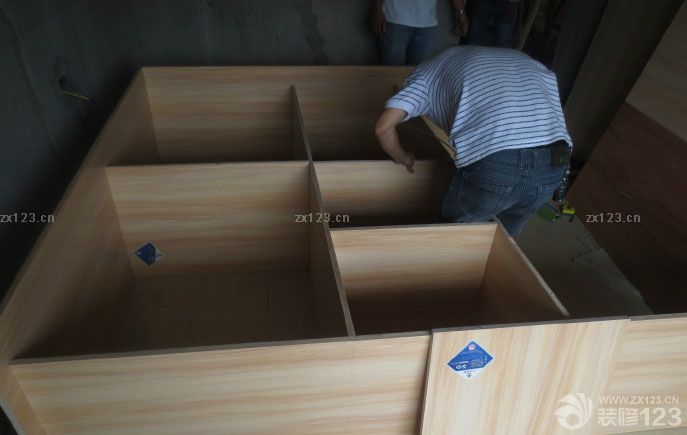 　　老長(zhǎng)一段時(shí)間沒(méi)有來(lái)更新日志了。。。。上回來(lái)更新了次，也不知道怎么的，居然發(fā)不了圖片，后來(lái)就沒(méi)有再試了。。希望今天發(fā)圖成功啊~ 家里的進(jìn)展還是蠻快的，打了好多柜體了。。 但是泥工師付，比較磨人啊，不是今天跑這里，就是明天跑那里。這是用龍骨打架子，給小房間吊頂、房間我吊平頂。簡(jiǎn)單點(diǎn)。。 這是主臥的吊頂龍骨、 這是閣樓下的吊頂，正在用槍釘把槽鋼和足膠板固定、 爬上樓，看了下閣樓，感覺(jué)閣樓還好。<br>