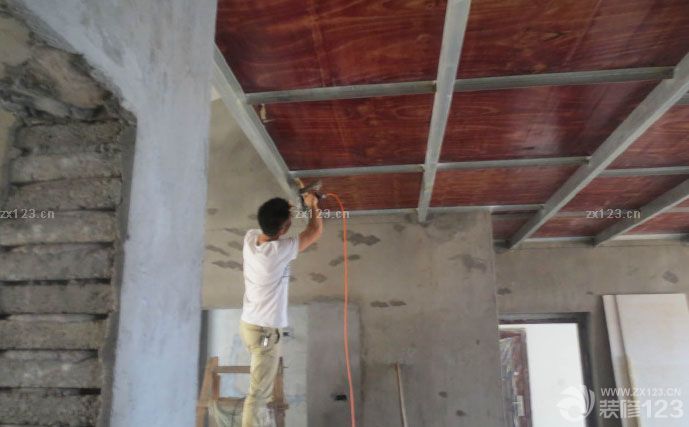 　　老長(zhǎng)一段時(shí)間沒(méi)有來(lái)更新日志了。。。。上回來(lái)更新了次，也不知道怎么的，居然發(fā)不了圖片，后來(lái)就沒(méi)有再試了。。希望今天發(fā)圖成功啊~ 家里的進(jìn)展還是蠻快的，打了好多柜體了。。 但是泥工師付，比較磨人啊，不是今天跑這里，就是明天跑那里。這是用龍骨打架子，給小房間吊頂、房間我吊平頂。簡(jiǎn)單點(diǎn)。。 這是主臥的吊頂龍骨、 這是閣樓下的吊頂，正在用槍釘把槽鋼和足膠板固定、 爬上樓，看了下閣樓，感覺(jué)閣樓還好。<br>