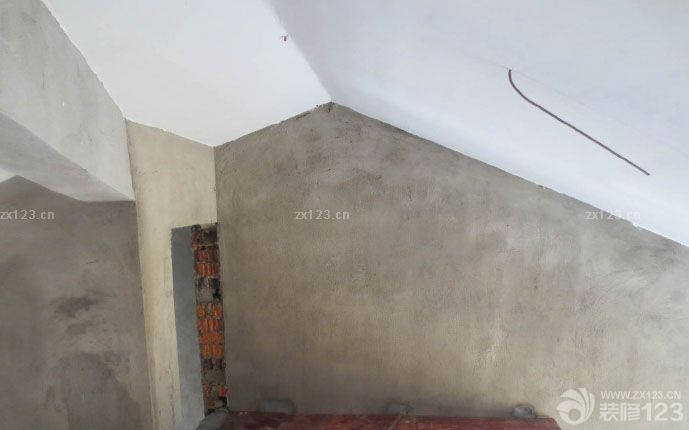 　　老長(zhǎng)一段時(shí)間沒(méi)有來(lái)更新日志了。。。。上回來(lái)更新了次，也不知道怎么的，居然發(fā)不了圖片，后來(lái)就沒(méi)有再試了。。希望今天發(fā)圖成功啊~ 家里的進(jìn)展還是蠻快的，打了好多柜體了。。 但是泥工師付，比較磨人啊，不是今天跑這里，就是明天跑那里。這是用龍骨打架子，給小房間吊頂、房間我吊平頂。簡(jiǎn)單點(diǎn)。。 這是主臥的吊頂龍骨、 這是閣樓下的吊頂，正在用槍釘把槽鋼和足膠板固定、 爬上樓，看了下閣樓，感覺(jué)閣樓還好。<br>