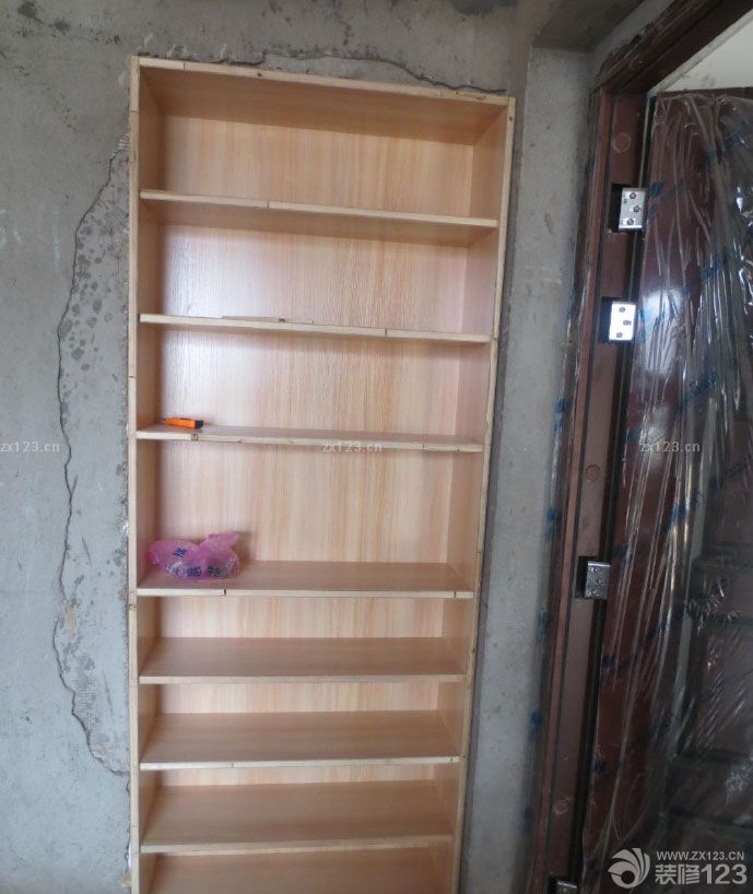 　　老長(zhǎng)一段時(shí)間沒(méi)有來(lái)更新日志了。。。。上回來(lái)更新了次，也不知道怎么的，居然發(fā)不了圖片，后來(lái)就沒(méi)有再試了。。希望今天發(fā)圖成功啊~ 家里的進(jìn)展還是蠻快的，打了好多柜體了。。 但是泥工師付，比較磨人啊，不是今天跑這里，就是明天跑那里。這是用龍骨打架子，給小房間吊頂、房間我吊平頂。簡(jiǎn)單點(diǎn)。。 這是主臥的吊頂龍骨、 這是閣樓下的吊頂，正在用槍釘把槽鋼和足膠板固定、 爬上樓，看了下閣樓，感覺(jué)閣樓還好。<br>