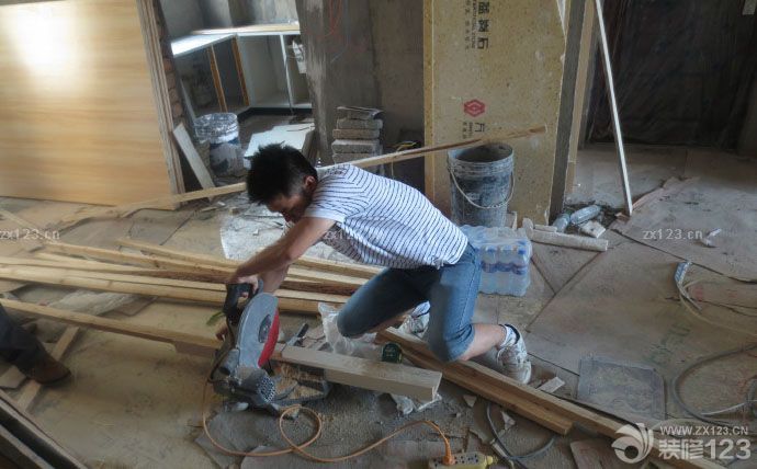 　　老長(zhǎng)一段時(shí)間沒(méi)有來(lái)更新日志了。。。。上回來(lái)更新了次，也不知道怎么的，居然發(fā)不了圖片，后來(lái)就沒(méi)有再試了。。希望今天發(fā)圖成功啊~ 家里的進(jìn)展還是蠻快的，打了好多柜體了。。 但是泥工師付，比較磨人啊，不是今天跑這里，就是明天跑那里。這是用龍骨打架子，給小房間吊頂、房間我吊平頂。簡(jiǎn)單點(diǎn)。。 這是主臥的吊頂龍骨、 這是閣樓下的吊頂，正在用槍釘把槽鋼和足膠板固定、 爬上樓，看了下閣樓，感覺(jué)閣樓還好。<br>