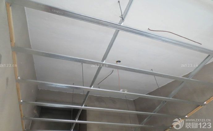 　　老長(zhǎng)一段時(shí)間沒(méi)有來(lái)更新日志了。。。。上回來(lái)更新了次，也不知道怎么的，居然發(fā)不了圖片，后來(lái)就沒(méi)有再試了。。希望今天發(fā)圖成功啊~ 家里的進(jìn)展還是蠻快的，打了好多柜體了。。 但是泥工師付，比較磨人啊，不是今天跑這里，就是明天跑那里。這是用龍骨打架子，給小房間吊頂、房間我吊平頂。簡(jiǎn)單點(diǎn)。。 這是主臥的吊頂龍骨、 這是閣樓下的吊頂，正在用槍釘把槽鋼和足膠板固定、 爬上樓，看了下閣樓，感覺(jué)閣樓還好。<br>
