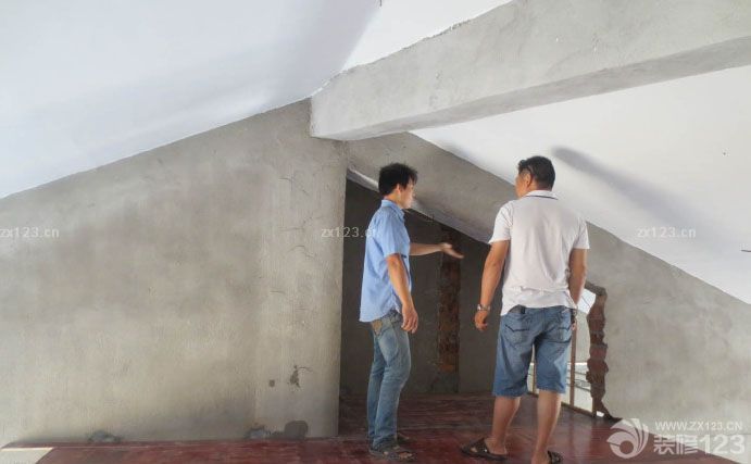 　　老長(zhǎng)一段時(shí)間沒(méi)有來(lái)更新日志了。。。。上回來(lái)更新了次，也不知道怎么的，居然發(fā)不了圖片，后來(lái)就沒(méi)有再試了。。希望今天發(fā)圖成功啊~ 家里的進(jìn)展還是蠻快的，打了好多柜體了。。 但是泥工師付，比較磨人啊，不是今天跑這里，就是明天跑那里。這是用龍骨打架子，給小房間吊頂、房間我吊平頂。簡(jiǎn)單點(diǎn)。。 這是主臥的吊頂龍骨、 這是閣樓下的吊頂，正在用槍釘把槽鋼和足膠板固定、 爬上樓，看了下閣樓，感覺(jué)閣樓還好。<br>