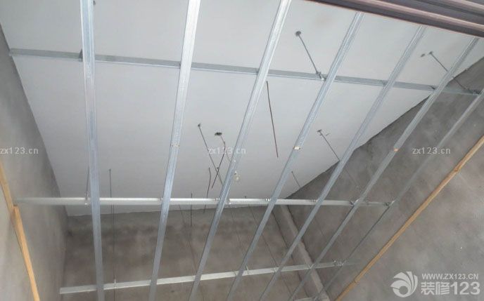 　　老長(zhǎng)一段時(shí)間沒(méi)有來(lái)更新日志了。。。。上回來(lái)更新了次，也不知道怎么的，居然發(fā)不了圖片，后來(lái)就沒(méi)有再試了。。希望今天發(fā)圖成功啊~ 家里的進(jìn)展還是蠻快的，打了好多柜體了。。 但是泥工師付，比較磨人啊，不是今天跑這里，就是明天跑那里。這是用龍骨打架子，給小房間吊頂、房間我吊平頂。簡(jiǎn)單點(diǎn)。。 這是主臥的吊頂龍骨、 這是閣樓下的吊頂，正在用槍釘把槽鋼和足膠板固定、 爬上樓，看了下閣樓，感覺(jué)閣樓還好。<br>