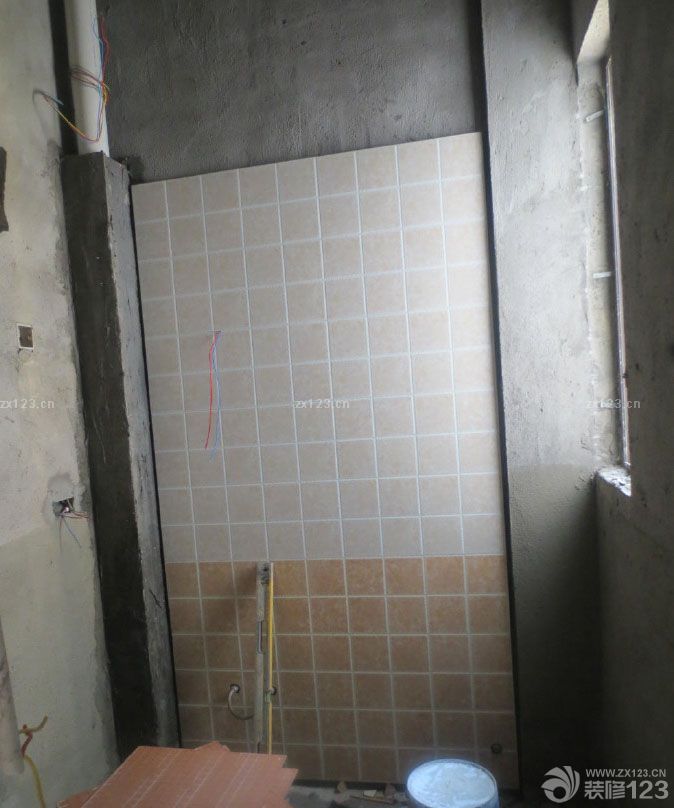 　　老長(zhǎng)一段時(shí)間沒(méi)有來(lái)更新日志了。。。。上回來(lái)更新了次，也不知道怎么的，居然發(fā)不了圖片，后來(lái)就沒(méi)有再試了。。希望今天發(fā)圖成功啊~ 家里的進(jìn)展還是蠻快的，打了好多柜體了。。 但是泥工師付，比較磨人啊，不是今天跑這里，就是明天跑那里。這是用龍骨打架子，給小房間吊頂、房間我吊平頂。簡(jiǎn)單點(diǎn)。。 這是主臥的吊頂龍骨、 這是閣樓下的吊頂，正在用槍釘把槽鋼和足膠板固定、 爬上樓，看了下閣樓，感覺(jué)閣樓還好。<br>