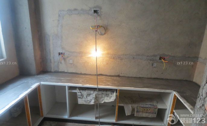 　　老長(zhǎng)一段時(shí)間沒(méi)有來(lái)更新日志了。。。。上回來(lái)更新了次，也不知道怎么的，居然發(fā)不了圖片，后來(lái)就沒(méi)有再試了。。希望今天發(fā)圖成功啊~ 家里的進(jìn)展還是蠻快的，打了好多柜體了。。 但是泥工師付，比較磨人啊，不是今天跑這里，就是明天跑那里。這是用龍骨打架子，給小房間吊頂、房間我吊平頂。簡(jiǎn)單點(diǎn)。。 這是主臥的吊頂龍骨、 這是閣樓下的吊頂，正在用槍釘把槽鋼和足膠板固定、 爬上樓，看了下閣樓，感覺(jué)閣樓還好。<br>