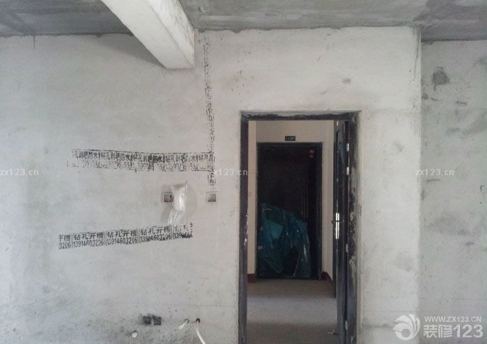  整個(gè)房間的格局還是很不錯(cuò)的，比想象中要好一點(diǎn)。剛拿到鑰匙就準(zhǔn)備裝修的事情了。整個(gè)裝修要準(zhǔn)備的東西很多很多。包括前期的一些材料準(zhǔn)備還有裝修公司的聯(lián)系。