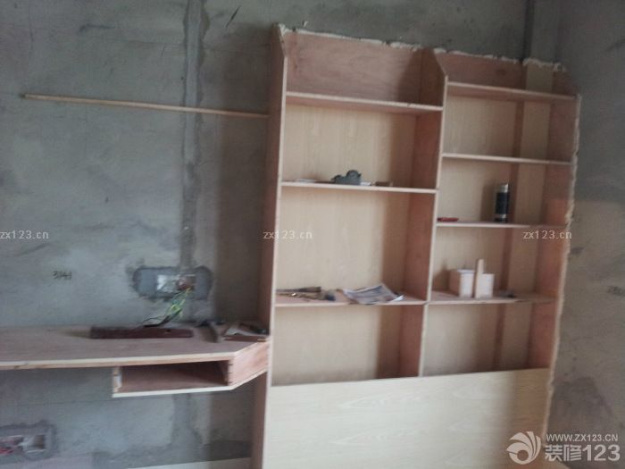 　　吊頂?shù)墓こ?，很?jiǎn)單的那種。具體的等油漆成功后，再上圖給你們看呀!~ 上面就是客廳的背影墻咯。呵呵，個(gè)人覺(jué)著還不錯(cuò)。就這樣弄弄吧!~ 下面這塊是榻榻米，呵呵，本想弄成半圓體的，可是無(wú)奈被木工做成了長(zhǎng)方體。無(wú)語(yǔ)的說(shuō)，也花了木工一天時(shí)間才把這塊小地方完成。 上面這塊是陽(yáng)臺(tái)的吊柜，上面是吊柜下面是鞋柜，門正訂做中。上面兩個(gè)是兩個(gè)大房間的壁櫥，移門也在訂做中。<br>