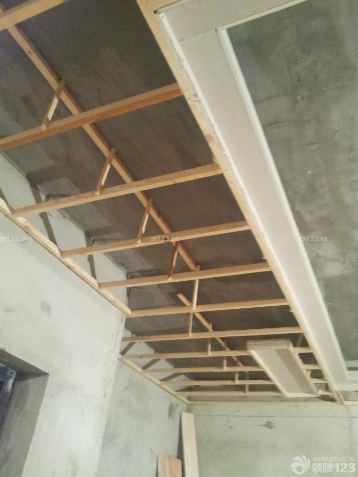 　　吊頂?shù)墓こ?，很?jiǎn)單的那種。具體的等油漆成功后，再上圖給你們看呀!~ 上面就是客廳的背影墻咯。呵呵，個(gè)人覺(jué)著還不錯(cuò)。就這樣弄弄吧!~ 下面這塊是榻榻米，呵呵，本想弄成半圓體的，可是無(wú)奈被木工做成了長(zhǎng)方體。無(wú)語(yǔ)的說(shuō)，也花了木工一天時(shí)間才把這塊小地方完成。 上面這塊是陽(yáng)臺(tái)的吊柜，上面是吊柜下面是鞋柜，門正訂做中。上面兩個(gè)是兩個(gè)大房間的壁櫥，移門也在訂做中。<br>