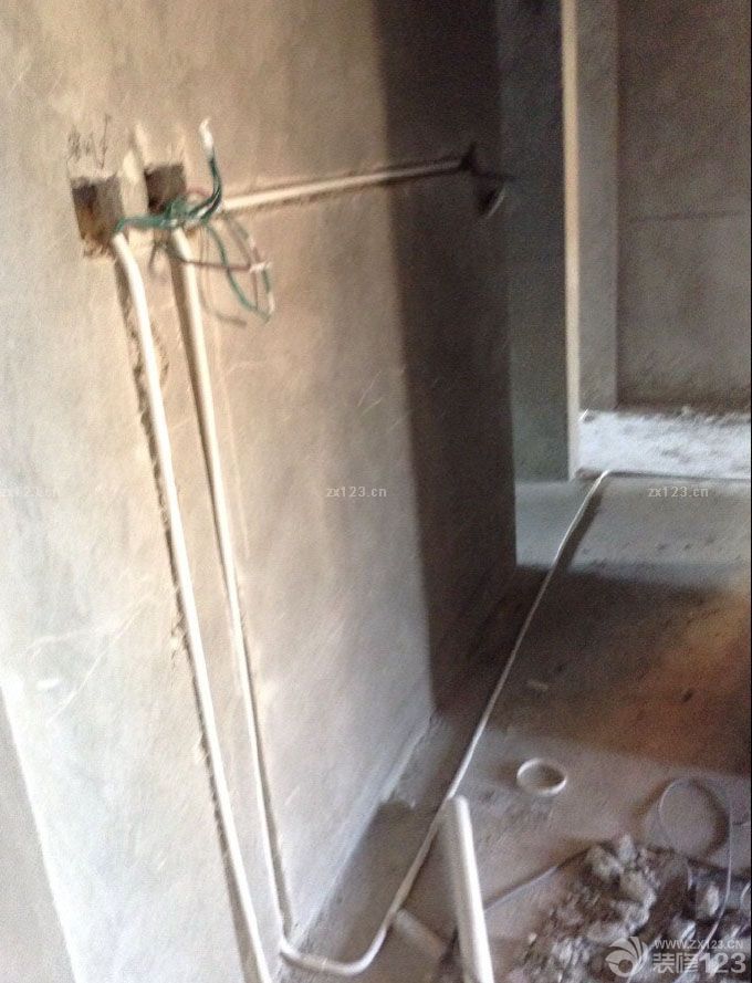 　　水電改造真沒什么好說的，事先想好怎么用，根據(jù)使用改就行了。大原則就能不動的盡量不動。需要注意的是工人穿線，從開關(guān)到燈具，從插座到插座之間一定要是一根完整的線，中間不允許有接頭(就是不允許是兩個導(dǎo)線連起來，用膠布裹一下那種。)你不看著很多工人會那樣做，省材料啊!一定注意!不要讓他們那樣做，要不以后接頭處出問題很麻煩。<br>
