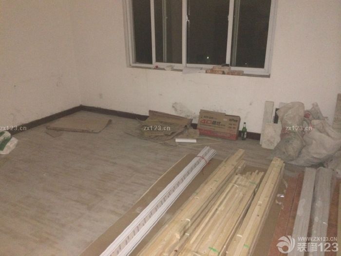 　　本來(lái)想鋪地板的，資金實(shí)在緊張就鋪了地磚，不過(guò)紋理很像地板也不貴，一片才35，綜合下來(lái)比地板省了1500左右吧!衛(wèi)生間干區(qū)的瓷磚也是按照設(shè)計(jì)師設(shè)計(jì)的差不多買(mǎi)的，正好找到了差不多的，給大家看看瓦工結(jié)束的照片，昨天去的時(shí)候有點(diǎn)晚了，改完電只有走廊的燈能打開(kāi)，照的不太好，改天再給大家多發(fā)幾張看買(mǎi)的地磚是不是很像地板。<br>