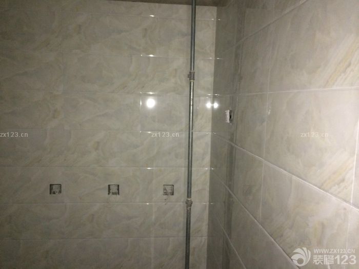 　　本來(lái)想鋪地板的，資金實(shí)在緊張就鋪了地磚，不過(guò)紋理很像地板也不貴，一片才35，綜合下來(lái)比地板省了1500左右吧!衛(wèi)生間干區(qū)的瓷磚也是按照設(shè)計(jì)師設(shè)計(jì)的差不多買(mǎi)的，正好找到了差不多的，給大家看看瓦工結(jié)束的照片，昨天去的時(shí)候有點(diǎn)晚了，改完電只有走廊的燈能打開(kāi)，照的不太好，改天再給大家多發(fā)幾張看買(mǎi)的地磚是不是很像地板。<br>