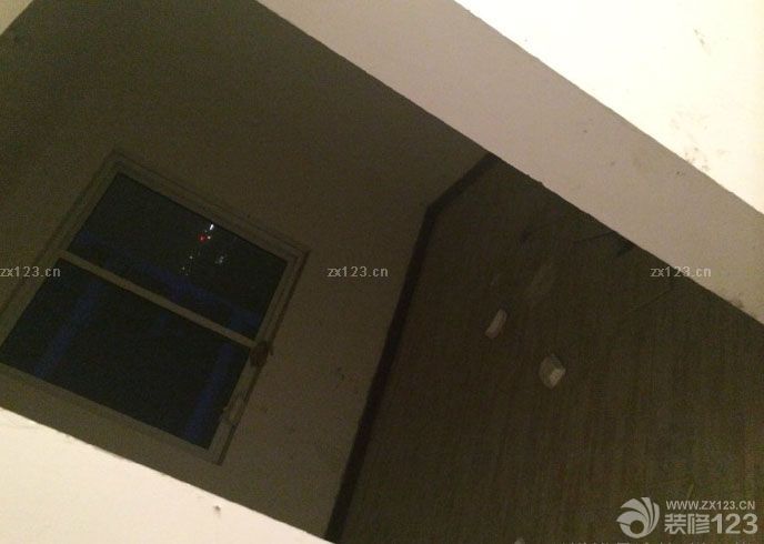 　　本來(lái)想鋪地板的，資金實(shí)在緊張就鋪了地磚，不過(guò)紋理很像地板也不貴，一片才35，綜合下來(lái)比地板省了1500左右吧!衛(wèi)生間干區(qū)的瓷磚也是按照設(shè)計(jì)師設(shè)計(jì)的差不多買(mǎi)的，正好找到了差不多的，給大家看看瓦工結(jié)束的照片，昨天去的時(shí)候有點(diǎn)晚了，改完電只有走廊的燈能打開(kāi)，照的不太好，改天再給大家多發(fā)幾張看買(mǎi)的地磚是不是很像地板。<br>