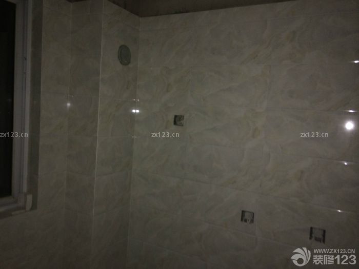 　　本來(lái)想鋪地板的，資金實(shí)在緊張就鋪了地磚，不過(guò)紋理很像地板也不貴，一片才35，綜合下來(lái)比地板省了1500左右吧!衛(wèi)生間干區(qū)的瓷磚也是按照設(shè)計(jì)師設(shè)計(jì)的差不多買(mǎi)的，正好找到了差不多的，給大家看看瓦工結(jié)束的照片，昨天去的時(shí)候有點(diǎn)晚了，改完電只有走廊的燈能打開(kāi)，照的不太好，改天再給大家多發(fā)幾張看買(mǎi)的地磚是不是很像地板。<br>