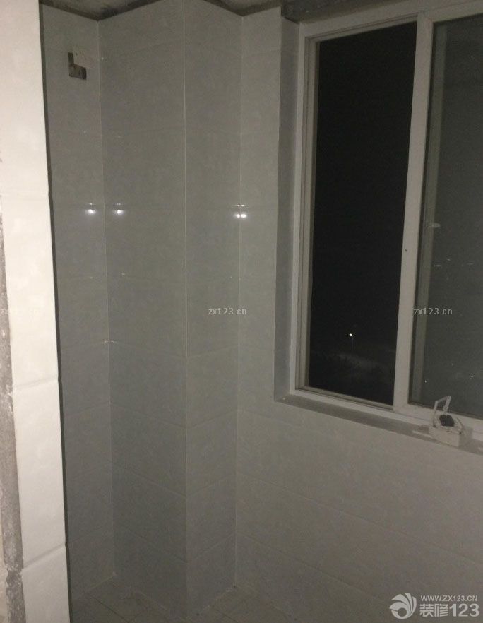 　　本來(lái)想鋪地板的，資金實(shí)在緊張就鋪了地磚，不過(guò)紋理很像地板也不貴，一片才35，綜合下來(lái)比地板省了1500左右吧!衛(wèi)生間干區(qū)的瓷磚也是按照設(shè)計(jì)師設(shè)計(jì)的差不多買(mǎi)的，正好找到了差不多的，給大家看看瓦工結(jié)束的照片，昨天去的時(shí)候有點(diǎn)晚了，改完電只有走廊的燈能打開(kāi)，照的不太好，改天再給大家多發(fā)幾張看買(mǎi)的地磚是不是很像地板。<br>