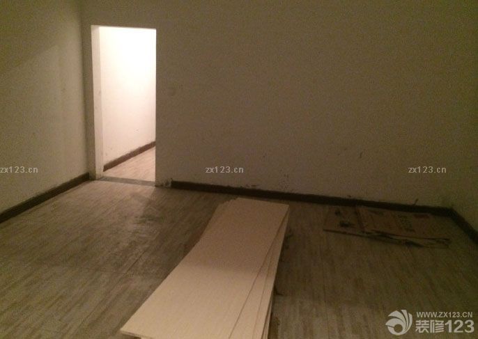 　　本來(lái)想鋪地板的，資金實(shí)在緊張就鋪了地磚，不過(guò)紋理很像地板也不貴，一片才35，綜合下來(lái)比地板省了1500左右吧!衛(wèi)生間干區(qū)的瓷磚也是按照設(shè)計(jì)師設(shè)計(jì)的差不多買(mǎi)的，正好找到了差不多的，給大家看看瓦工結(jié)束的照片，昨天去的時(shí)候有點(diǎn)晚了，改完電只有走廊的燈能打開(kāi)，照的不太好，改天再給大家多發(fā)幾張看買(mǎi)的地磚是不是很像地板。<br>