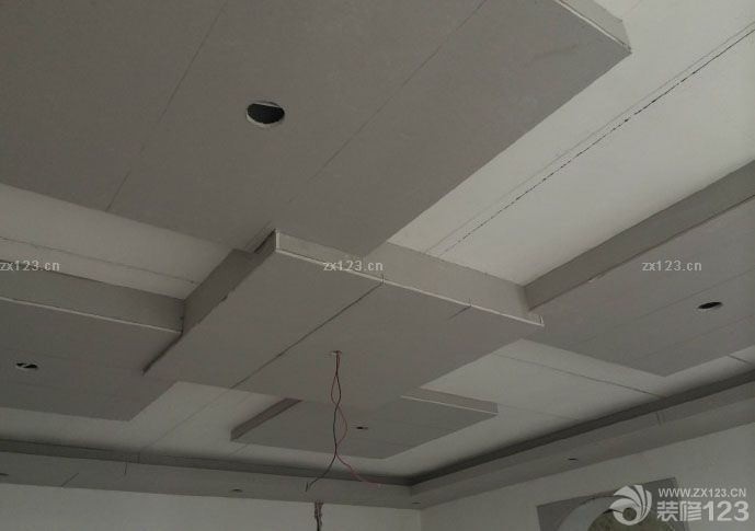 　　真心不該旺季裝修的，等了好久木工終于進(jìn)場(chǎng)了。上圖吧?，F(xiàn)在就干了這么一點(diǎn)活,真煩,下次去再拍木工雖然晚了點(diǎn)不過(guò)還是很快的，手藝做的挺好的，尤其是陽(yáng)臺(tái)大愛(ài)。<br>