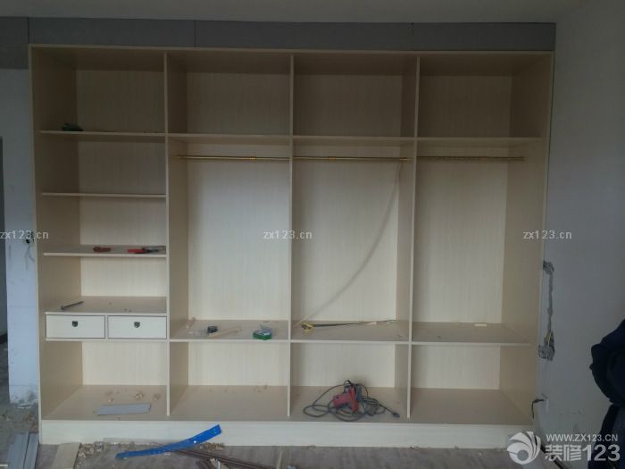 　　真心不該旺季裝修的，等了好久木工終于進(jìn)場(chǎng)了。上圖吧?，F(xiàn)在就干了這么一點(diǎn)活,真煩,下次去再拍木工雖然晚了點(diǎn)不過(guò)還是很快的，手藝做的挺好的，尤其是陽(yáng)臺(tái)大愛(ài)。<br>