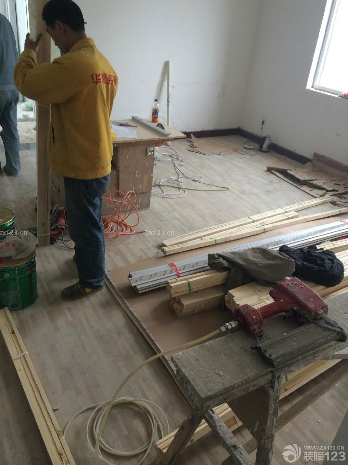 　　真心不該旺季裝修的，等了好久木工終于進(jìn)場(chǎng)了。上圖吧。現(xiàn)在就干了這么一點(diǎn)活,真煩,下次去再拍木工雖然晚了點(diǎn)不過(guò)還是很快的，手藝做的挺好的，尤其是陽(yáng)臺(tái)大愛(ài)。<br>