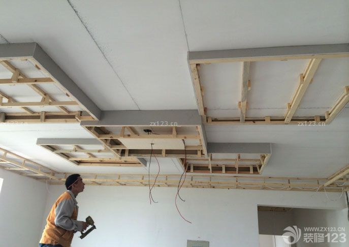 　　真心不該旺季裝修的，等了好久木工終于進(jìn)場(chǎng)了。上圖吧。現(xiàn)在就干了這么一點(diǎn)活,真煩,下次去再拍木工雖然晚了點(diǎn)不過(guò)還是很快的，手藝做的挺好的，尤其是陽(yáng)臺(tái)大愛(ài)。<br>