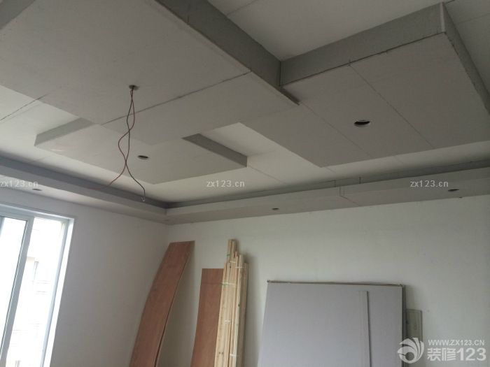 　　真心不該旺季裝修的，等了好久木工終于進(jìn)場(chǎng)了。上圖吧?，F(xiàn)在就干了這么一點(diǎn)活,真煩,下次去再拍木工雖然晚了點(diǎn)不過(guò)還是很快的，手藝做的挺好的，尤其是陽(yáng)臺(tái)大愛(ài)。<br>