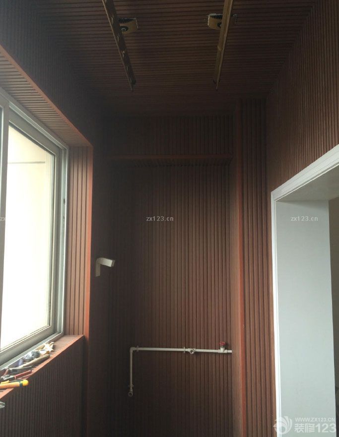 　　真心不該旺季裝修的，等了好久木工終于進(jìn)場(chǎng)了。上圖吧?，F(xiàn)在就干了這么一點(diǎn)活,真煩,下次去再拍木工雖然晚了點(diǎn)不過(guò)還是很快的，手藝做的挺好的，尤其是陽(yáng)臺(tái)大愛(ài)。<br>