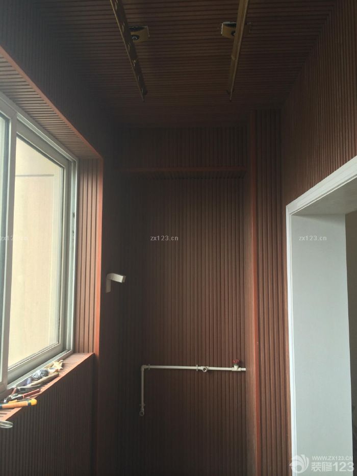 　　真心不該旺季裝修的，等了好久木工終于進(jìn)場(chǎng)了。上圖吧。現(xiàn)在就干了這么一點(diǎn)活,真煩,下次去再拍木工雖然晚了點(diǎn)不過(guò)還是很快的，手藝做的挺好的，尤其是陽(yáng)臺(tái)大愛(ài)。<br>