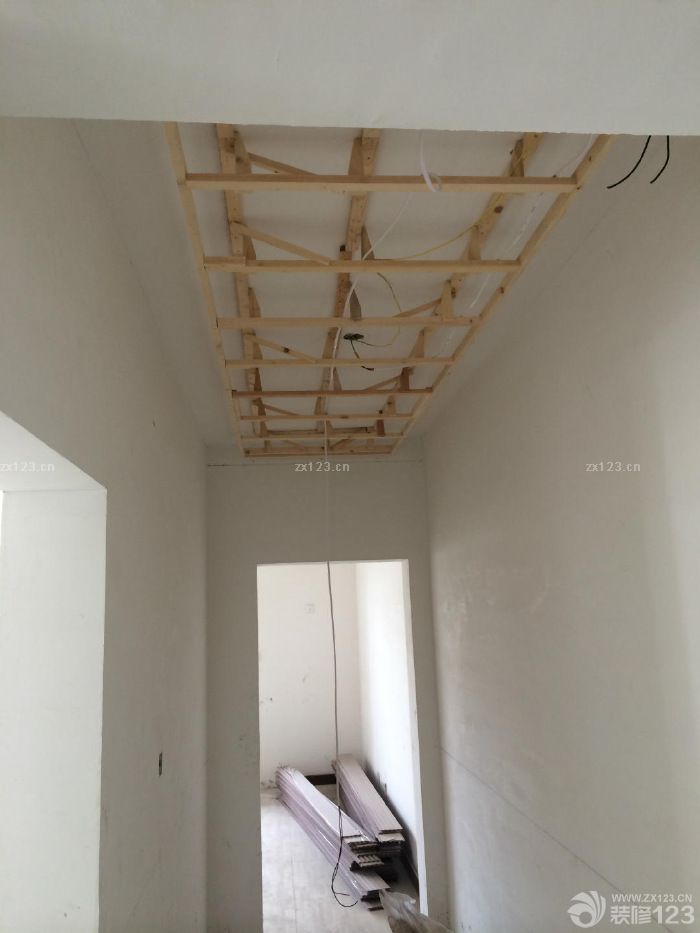 　　真心不該旺季裝修的，等了好久木工終于進(jìn)場(chǎng)了。上圖吧?，F(xiàn)在就干了這么一點(diǎn)活,真煩,下次去再拍木工雖然晚了點(diǎn)不過(guò)還是很快的，手藝做的挺好的，尤其是陽(yáng)臺(tái)大愛(ài)。<br>