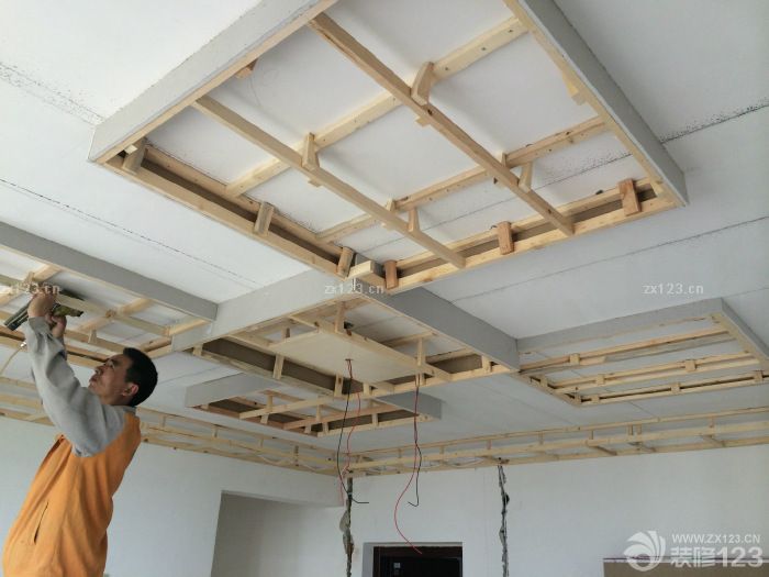 　　真心不該旺季裝修的，等了好久木工終于進(jìn)場(chǎng)了。上圖吧?，F(xiàn)在就干了這么一點(diǎn)活,真煩,下次去再拍木工雖然晚了點(diǎn)不過(guò)還是很快的，手藝做的挺好的，尤其是陽(yáng)臺(tái)大愛(ài)。<br>