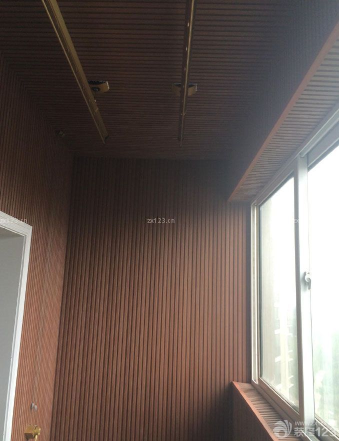 　　真心不該旺季裝修的，等了好久木工終于進(jìn)場(chǎng)了。上圖吧。現(xiàn)在就干了這么一點(diǎn)活,真煩,下次去再拍木工雖然晚了點(diǎn)不過(guò)還是很快的，手藝做的挺好的，尤其是陽(yáng)臺(tái)大愛(ài)。<br>