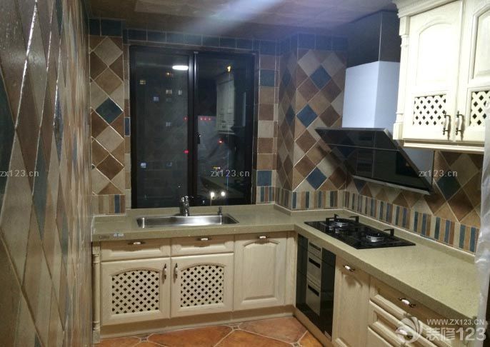 　　和老婆是小學(xué)同學(xué)，一路走來坎坎坷坷，小家傾注了我們?nèi)啃难?，雖然資金十分有限，還是希望能夠為未來的家增光添彩，因此，打折購買家具是省錢的一大方法。大家走起，來看一下我囊中羞澀，苦心經(jīng)營的有愛小家吧!不喜勿噴哦!<br>