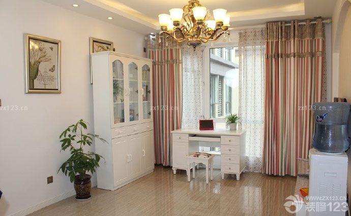 　　這就是我的溫馨小家，簡(jiǎn)簡(jiǎn)單單裝修，但是一點(diǎn)也不失溫馨哦，電梯公寓，大眾款，曬曬，也幸福啦，好了，我口水都說(shuō)干了，,我運(yùn)氣也比較好,當(dāng)時(shí)買家具的時(shí)候是遇到他們作活動(dòng),所以算起來(lái)性價(jià)比還是很高呢,我去其他實(shí)體店當(dāng)時(shí)看了下,比我買的總的要貴上千呢,所以是很高興很愉快的一次購(gòu)物呢!還是值得的。<br>