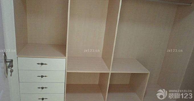 　　每個(gè)女孩可能都有一個(gè)夢(mèng)想那就是自己設(shè)計(jì)的小家裡面住著自己跟心愛的人。我很慶幸我找到了那個(gè)為我夢(mèng)想添磚加瓦的人。並且在這個(gè)並不華麗卻十分用心的溫馨小窩中。與自己的愛人共度一生。希望大家能夠體會(huì)到我的用心。之前沒有做過功課也沒有參考。完全都是自己的喜好告知設(shè)計(jì)師設(shè)計(jì)。出屬於自己風(fēng)格的婚房。<br>