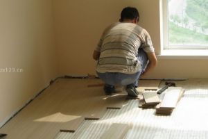 家庭装修铺地板
