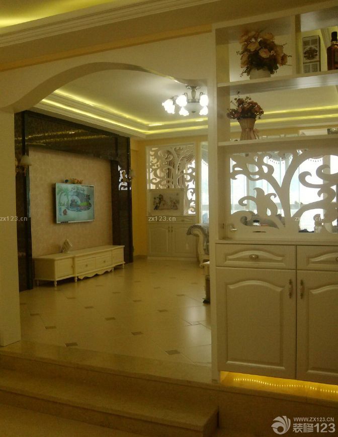 &nbsp;入住已經(jīng)有一段時(shí)間了。因?yàn)檠b修完太累了，所以選擇出去旅行了一段時(shí)間，剛好能夠?qū)⑿录业挠推嵛夺尫乓幌?。回?lái)之后想想裝修的過(guò)程，還是覺(jué)得值得的。從最開(kāi)始的選擇裝修公司，到現(xiàn)在的材料家具，這一路都是很辛苦的，不過(guò)還好，家的溫馨讓我們堅(jiān)持到了最后。