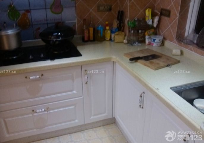 &nbsp;入住已經(jīng)有一段時(shí)間了。因?yàn)檠b修完太累了，所以選擇出去旅行了一段時(shí)間，剛好能夠?qū)⑿录业挠推嵛夺尫乓幌??；貋?lái)之后想想裝修的過(guò)程，還是覺(jué)得值得的。從最開(kāi)始的選擇裝修公司，到現(xiàn)在的材料家具，這一路都是很辛苦的，不過(guò)還好，家的溫馨讓我們堅(jiān)持到了最后。