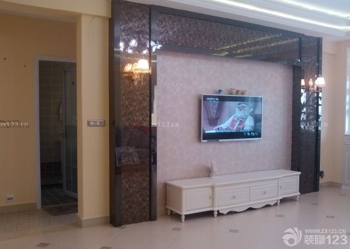 &nbsp;入住已經(jīng)有一段時(shí)間了。因?yàn)檠b修完太累了，所以選擇出去旅行了一段時(shí)間，剛好能夠?qū)⑿录业挠推嵛夺尫乓幌?。回?lái)之后想想裝修的過(guò)程，還是覺(jué)得值得的。從最開(kāi)始的選擇裝修公司，到現(xiàn)在的材料家具，這一路都是很辛苦的，不過(guò)還好，家的溫馨讓我們堅(jiān)持到了最后。