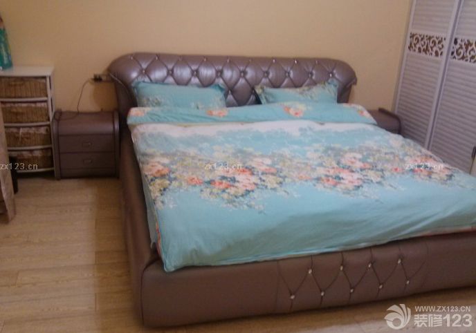 &nbsp;入住已經(jīng)有一段時(shí)間了。因?yàn)檠b修完太累了，所以選擇出去旅行了一段時(shí)間，剛好能夠?qū)⑿录业挠推嵛夺尫乓幌??；貋?lái)之后想想裝修的過(guò)程，還是覺(jué)得值得的。從最開(kāi)始的選擇裝修公司，到現(xiàn)在的材料家具，這一路都是很辛苦的，不過(guò)還好，家的溫馨讓我們堅(jiān)持到了最后。