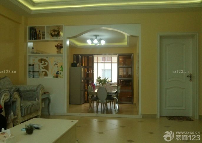 &nbsp;入住已經(jīng)有一段時(shí)間了。因?yàn)檠b修完太累了，所以選擇出去旅行了一段時(shí)間，剛好能夠?qū)⑿录业挠推嵛夺尫乓幌?。回?lái)之后想想裝修的過(guò)程，還是覺(jué)得值得的。從最開(kāi)始的選擇裝修公司，到現(xiàn)在的材料家具，這一路都是很辛苦的，不過(guò)還好，家的溫馨讓我們堅(jiān)持到了最后。