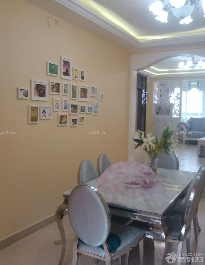 &nbsp;入住已經(jīng)有一段時(shí)間了。因?yàn)檠b修完太累了，所以選擇出去旅行了一段時(shí)間，剛好能夠?qū)⑿录业挠推嵛夺尫乓幌隆；貋?lái)之后想想裝修的過(guò)程，還是覺(jué)得值得的。從最開(kāi)始的選擇裝修公司，到現(xiàn)在的材料家具，這一路都是很辛苦的，不過(guò)還好，家的溫馨讓我們堅(jiān)持到了最后。