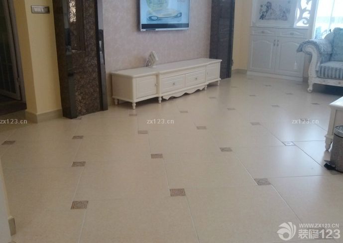 &nbsp;入住已經(jīng)有一段時(shí)間了。因?yàn)檠b修完太累了，所以選擇出去旅行了一段時(shí)間，剛好能夠?qū)⑿录业挠推嵛夺尫乓幌??；貋?lái)之后想想裝修的過(guò)程，還是覺(jué)得值得的。從最開(kāi)始的選擇裝修公司，到現(xiàn)在的材料家具，這一路都是很辛苦的，不過(guò)還好，家的溫馨讓我們堅(jiān)持到了最后。