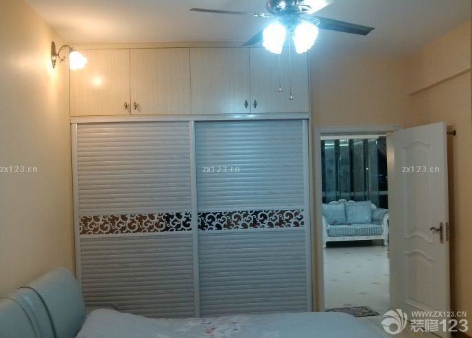 &nbsp;入住已經(jīng)有一段時(shí)間了。因?yàn)檠b修完太累了，所以選擇出去旅行了一段時(shí)間，剛好能夠?qū)⑿录业挠推嵛夺尫乓幌?。回?lái)之后想想裝修的過(guò)程，還是覺(jué)得值得的。從最開(kāi)始的選擇裝修公司，到現(xiàn)在的材料家具，這一路都是很辛苦的，不過(guò)還好，家的溫馨讓我們堅(jiān)持到了最后。