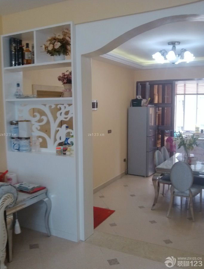 &nbsp;入住已經(jīng)有一段時(shí)間了。因?yàn)檠b修完太累了，所以選擇出去旅行了一段時(shí)間，剛好能夠?qū)⑿录业挠推嵛夺尫乓幌隆；貋?lái)之后想想裝修的過(guò)程，還是覺(jué)得值得的。從最開(kāi)始的選擇裝修公司，到現(xiàn)在的材料家具，這一路都是很辛苦的，不過(guò)還好，家的溫馨讓我們堅(jiān)持到了最后。