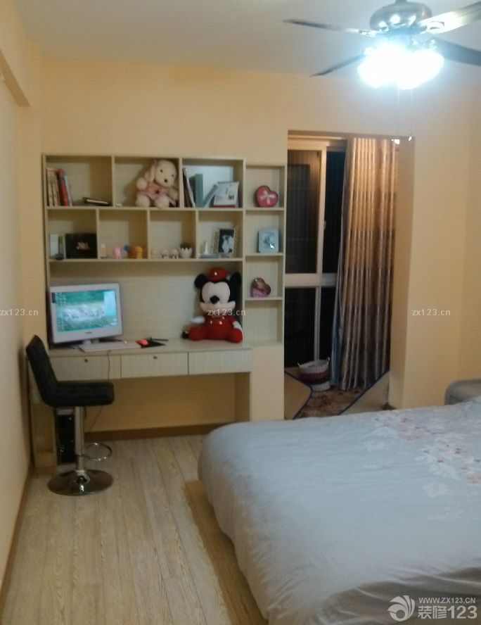 &nbsp;入住已經(jīng)有一段時(shí)間了。因?yàn)檠b修完太累了，所以選擇出去旅行了一段時(shí)間，剛好能夠?qū)⑿录业挠推嵛夺尫乓幌隆；貋?lái)之后想想裝修的過(guò)程，還是覺(jué)得值得的。從最開(kāi)始的選擇裝修公司，到現(xiàn)在的材料家具，這一路都是很辛苦的，不過(guò)還好，家的溫馨讓我們堅(jiān)持到了最后。