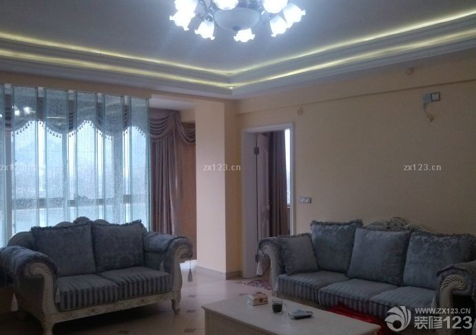 &nbsp;入住已經(jīng)有一段時(shí)間了。因?yàn)檠b修完太累了，所以選擇出去旅行了一段時(shí)間，剛好能夠?qū)⑿录业挠推嵛夺尫乓幌?。回?lái)之后想想裝修的過(guò)程，還是覺(jué)得值得的。從最開(kāi)始的選擇裝修公司，到現(xiàn)在的材料家具，這一路都是很辛苦的，不過(guò)還好，家的溫馨讓我們堅(jiān)持到了最后。