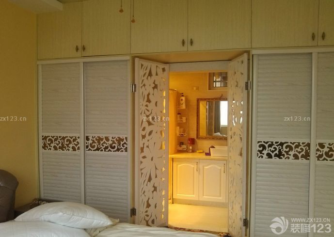 &nbsp;入住已經(jīng)有一段時(shí)間了。因?yàn)檠b修完太累了，所以選擇出去旅行了一段時(shí)間，剛好能夠?qū)⑿录业挠推嵛夺尫乓幌?。回?lái)之后想想裝修的過(guò)程，還是覺(jué)得值得的。從最開(kāi)始的選擇裝修公司，到現(xiàn)在的材料家具，這一路都是很辛苦的，不過(guò)還好，家的溫馨讓我們堅(jiān)持到了最后。